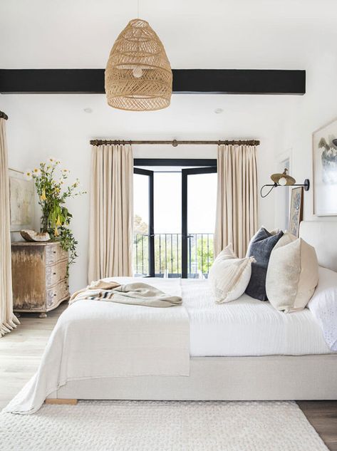 Malibu Interior Design Style and The Best Malibu Interior Designers | Decoholic Modern Farmhouse Style Bedroom, Farmhouse Style Bedrooms, Modern Farmhouse Bedroom, Casa Vintage, Farmhouse Bedroom Decor, Farmhouse Interior, Master Bed, Master Bedrooms Decor, Master Bedrooms