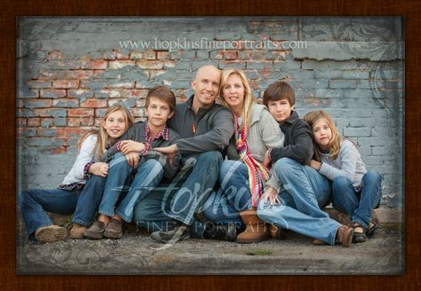 6584at0812 Urban Family Photoshoot, Family Of 6 Picture Poses, Large Family Poses, Big Family Photos, Large Family Photos, Pose Portrait, Triangle Pose, Family Photo Ideas, Brick Background