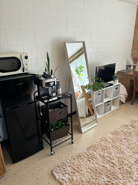 Dorm inspo, univeristy, uni, mini fridge, microwave, standing mirror, rolling cart, rug, espresso machine, coffee maker, coffee cart, tv, tv set up, dorm life, college, college dorm inspiration College Dorm Inspiration, Dorm Tv, Dorm Mirror, Mini Fridge In Bedroom, Tv Set Up, Dorm Fridge, Suite Room, Dorm Inspiration, Coffee Cart