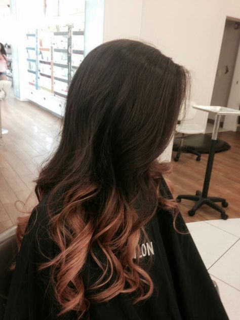 Rose gold ombre Coco Adel, Rose Gold Highlights, Rose Gold Ombre, Ombre Rose, Black Hair Balayage, Gold Ombre, Hair 2018, Gold Highlights, Happy Hair