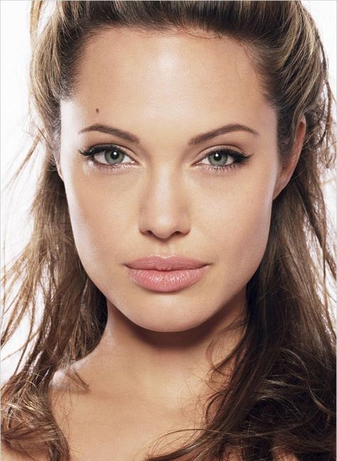 Angelina Jolie Eyes, Angelina Jolie Young, Angelina Jolie Makeup, Bold Eyebrows, Angelina Jolie Style, Angelina Jolie Photos, Filling In Eyebrows, Norah Jones, Best Eyebrow Products