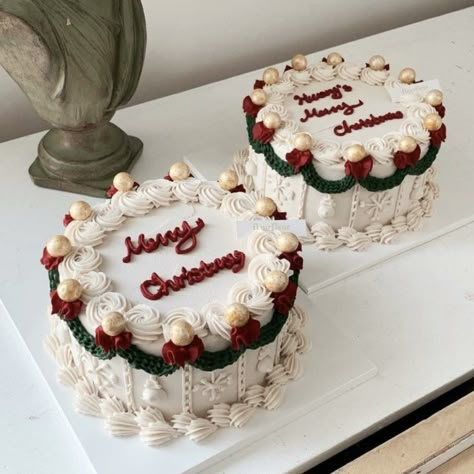 Christmas Cake Decorating Ideas, Christmas Cake Decorating, Christmas Themed Cake, Tiny Cakes, Christmas Cake Designs, New Year's Cake, Christmas Cake Decorations, Xmas Cake, Cake Decorating Ideas