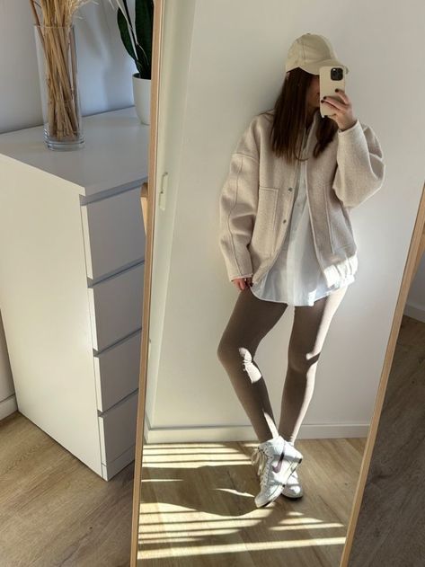 Oversized Cream Jacket Outfit, Ecru Jacket Outfit, Beige Oversized Jacket Outfit, Beige Jacket Outfit Aesthetic, Sporty Pregnancy Outfits, Beige Leggings Outfit, Cream Jacket Outfit, Beige Jacket Outfit, Oversized Jacket Outfit