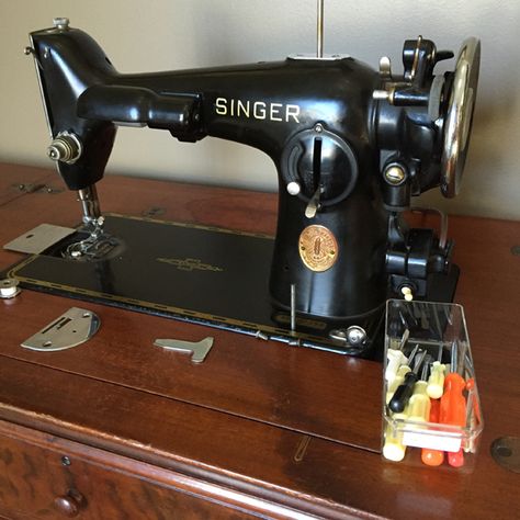 Singer 201-2 Sewing Machine, Singer 201, Featherweight Shop, Singer Machine, Sewing Machines Best, Sewing Machine For Sale, Old Sewing Machine, Sewing Machine Cabinet, Featherweight Sewing Machine