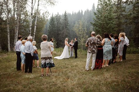 Small Family Wedding Photos, Family Elopement Wedding, Elopement Ceremony Decor, Small Family Wedding, Outdoor Elopement, Cabin Wedding, Wedding Photography Styles, Wedding Beach Ceremony, Wedding Photography Packages