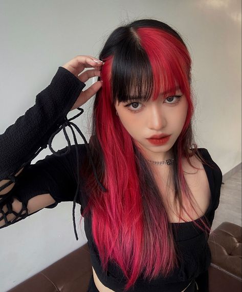 Red Hair Color Styles, Red Black Color Block Hair, Skunk Streak Hair Red, Dyed Bangs Ideas, Skunk Hair Dye Red, Skunk Streak Hair With Bangs, Red And Black Hair With Bangs, Died Bangs, Split Dyed Hair With Bangs