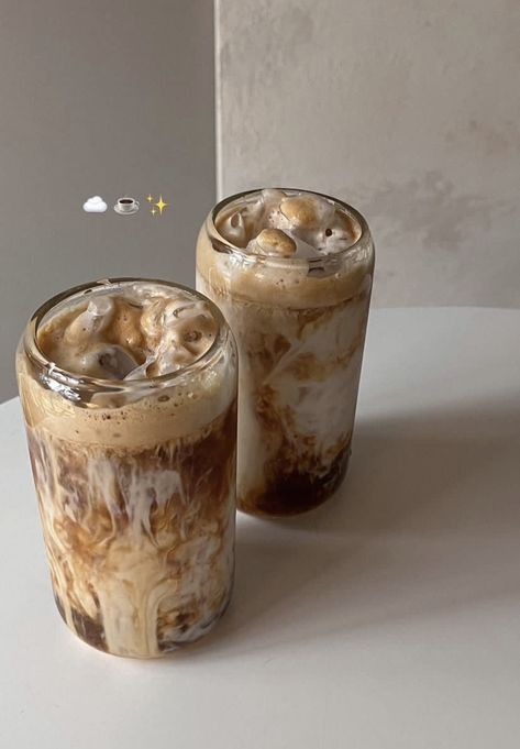 Coffee Obsession, Ice Coffee, Pretty Drinks, Coffee Aesthetic, Aesthetic Coffee, Starbucks Drinks, Coffee Love, Food Obsession, Cafe Food