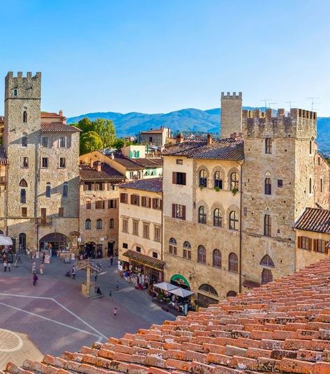 Piazza Grande is the heart of Arezzo, one of the most beautiful squares in Tuscany, Italy #italy #italytrip Italy Pics, Arezzo Italy, Italy Culture, Greece Honeymoon, Pinterest Download, Europe 2024, Tuscany Travel, Italy Poster, Toscana Italia