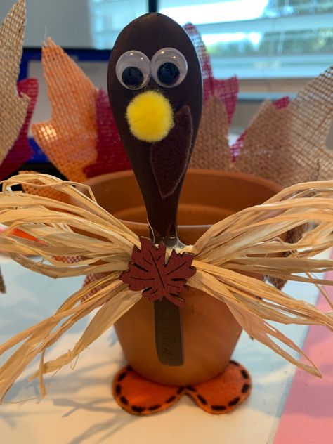 Turkey Flower Pot Craft, Clay Pot Turkey, Flower Pot Turkey, Turkey Centerpieces, Thanksgiving Ideas For Kids, Thanksgiving Candy Crafts, Thankful Ideas, Clay Turkey, Burlap Leaves