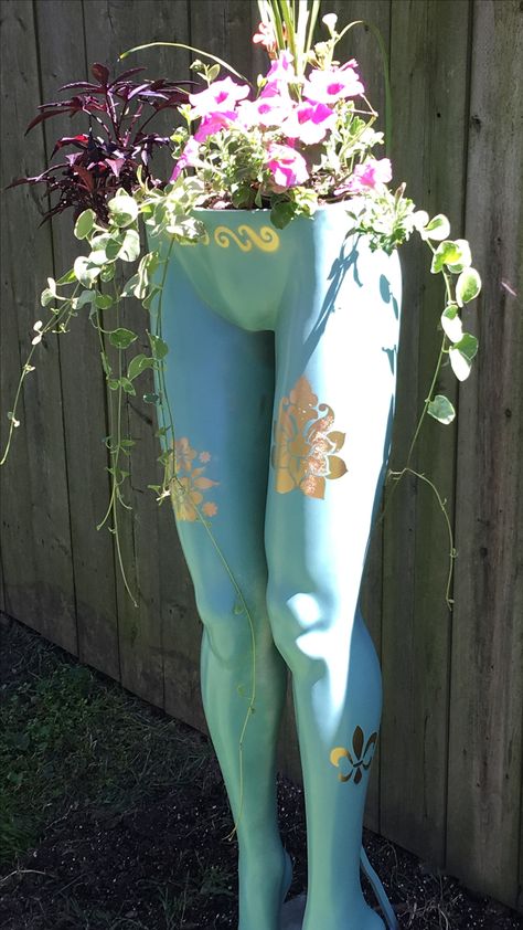 I used mannequin legs to create an artful flower pot for my yard. Mannequin Garden Art, Mannequin Legs Ideas, Mannequin Furniture, Mannequin Art Ideas, Manaquin Art, Garden Tattoo Sleeve, Mannequin Ideas, Plants For Pots, Mannequin Diy