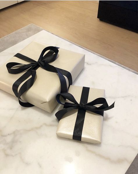 Wrapping Christmas Presents Aesthetic, Men Gift Wrapping Ideas, Black And White Gift Wrapping, Aesthetic Christmas Gifts Ideas, Black Gift Wrapping Ideas, Cute Ways To Wrap Christmas Gifts, Wrapping Ideas For Men, Aesthetic Gift Wrap, Luxe Closet