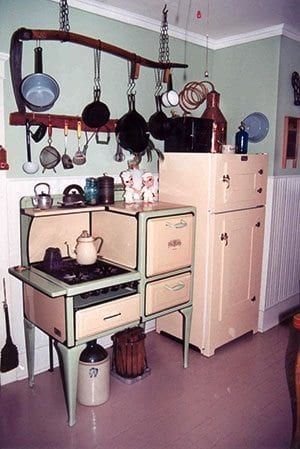 The Restoration of a late Victorian Home - OldHouseGuy Blog Apartment Homesteading, Modern Fridge, 1920s Kitchen, 1930s Kitchen, 1940s Kitchen, Vintage Kitchen Appliances, Retro Kitchens, Historical Interior, Retro Appliances