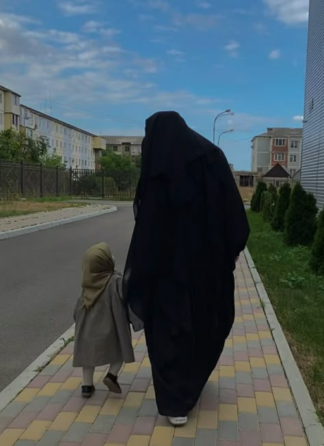 Niqabi Aesthetic, Niqabi Fashion, Mother In Islam, Mother's Pic, Space Girl Art, The Beauty Of Islam, Niqabi Girl, Beauty Of Islam, Mother Daughter Pictures