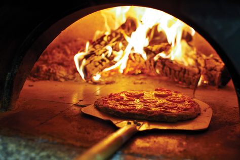 Pizza Oven Aesthetic, Pizza In Oven, Woodfired Pizza Oven, Pizza Wallpaper, Pizza Guy, Four A Pizza, Wood Oven, Wood Fired Pizza Oven, Fire Pizza