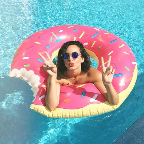 Party Photos Ideas, Summer Party Drink, Donut Pool Float, Donut Pool, Mermaid Pool Parties, Flamingo Pool Float, Pool Floaties, Pool Photography, Summer Pool Party