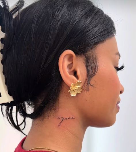 Behind The Ear Name Tattoo, Name On Neck Tattoo, Dainty Behind The Ear Tattoo, Name Behind Ear Tattoo, Small Neck Tattoos, Mom Tattoo Designs, Neck Tattoos Women, Mom Tattoo, Name Tattoo