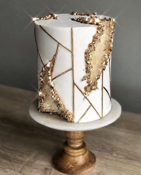 White And Gold Cake, Geode Cake, Beautiful Cake Designs, Elegant Birthday Cakes, Creative Birthday Cakes, Beautiful Birthday Cakes, Cake Decorating Designs, Gold Cake, Crazy Cakes