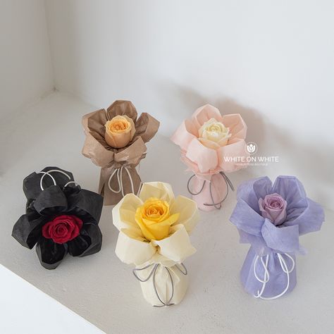 Single Flower Arrangements, Single Bouquet Flower, Valentine Bouquet Ideas, Wrap A Bouquet In Paper, Paper Flowers Easy Diy, Wrap A Bouquet, Flower Bouquet Aesthetic, Mini Flower Bouquet, Preserved Flower Bouquet