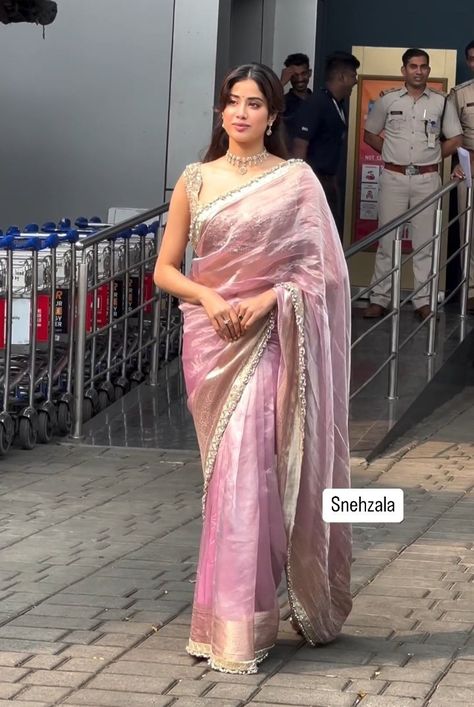 Janvhi Kapoor In Saree, Jhanvi Kapoor Pink Saree, Janhvi Kapoor Tissue Saree, Jhanvi Kapoor Tissue Saree, Jahnvi Kapoor Desi Style, Elegant Saree Look For Wedding, Saree Inspo For Farewell, Janvi Kapoor Saree, Pink Saree Aesthetic