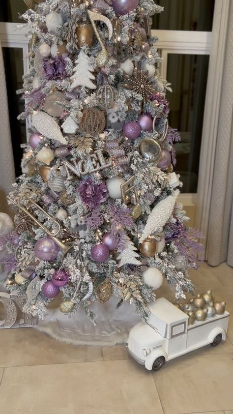 Lavender Christmas Tree Decoration, Lilac Christmas Decorations, Lavender Christmas Decor, Purple And Silver Christmas Tree Ideas, Christmas Tree Ideas Purple, Purple Christmas Tree Ideas, Lilac Christmas Tree, Pink And Purple Christmas Tree, Lavender Christmas Tree