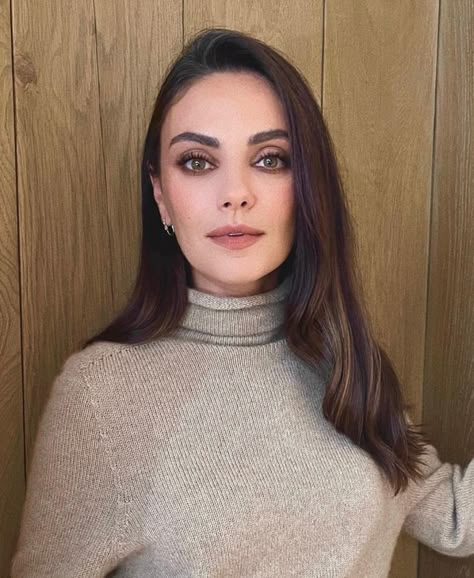 Mila Kunis Haircut, Mila Kunis Eye Makeup, Mila Kunis Eyes, Mila Kunis Makeup, Mila Kunis Movies, Curly Hair Celebrities, Protruding Eyes, Corporate Women, Formal Makeup