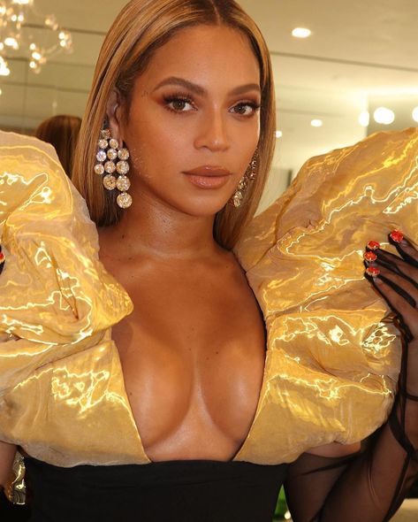 #beyonce #beyonceknowles #beyonceandjayz #makeup #glamour #eveningdresses #beyoncegoldenglobes #goldenglobes #beyhive Beyonce Makeup, Beyonce Pictures, Golden Globes 2020, Beyonce Instagram, Tina Knowles, Lea Seydoux, Paolo Roversi, Cody Simpson, Rami Malek