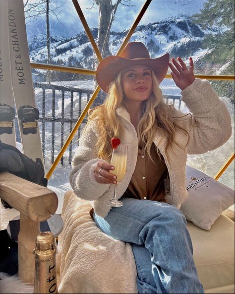 Cowboy Hat Winter Outfit, Cowgirl Snow Outfits, Aspen Colorado Fall Outfits, Jackson Hole Outfits Winter, Big Sky Montana Winter Outfits, Jackson Hole Wyoming Outfits, Montana Outfits Winter, Jackson Hole Wyoming Winter Outfits, Montana Vacation Outfits