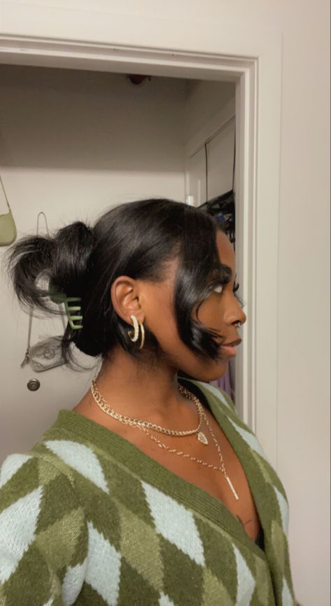 Pretty black girl with claw clip hairstyle for going out, claw clip, black girl, updo, straight hair, curled hair. Claw Clip On Blow Dried Hair, Claw Clip Styles For Straight Hair, Curled Hair Claw Clip, Black Women Claw Clip Hairstyles, Updo With Hair Clip, Claw Clip Outfit Ideas, Natural Claw Clip Hairstyles, Natural Hair Claw Clip Hairstyles, Straight Hairstyles Black Women