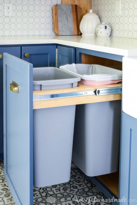 Trash Can In Kitchen, Hidden Trash Can Kitchen, Diy Kitchen Cabinets Build, Hide Trash Cans, Pull Out Trash Cans, City Kitchen, Trash Can Cabinet, Cabinet Plans, Hidden Kitchen