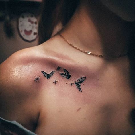 Collar Bone Tattoo Bats, Girly Halloween Tattoo Ideas, Bat Tattoo On Collarbone, Bat Clavicle Tattoo, Bats On Ribs Tattoo, Bats On Shoulder Tattoo, Black Cat With Bat Wings Tattoo, Neck Bat Tattoo, Cat Collarbone Tattoo