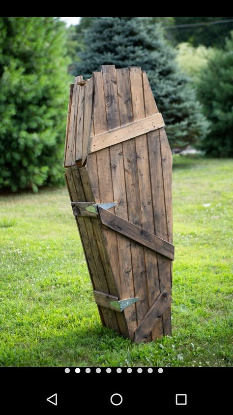 Diy Halloween Coffin, Halloween Coffin Decoration, Coffin Decoration, Halloween Yard Props, Coffin Decor, Scary Halloween Decorations Outdoor, Halloween Lawn, Photo Halloween, Halloween Props Diy