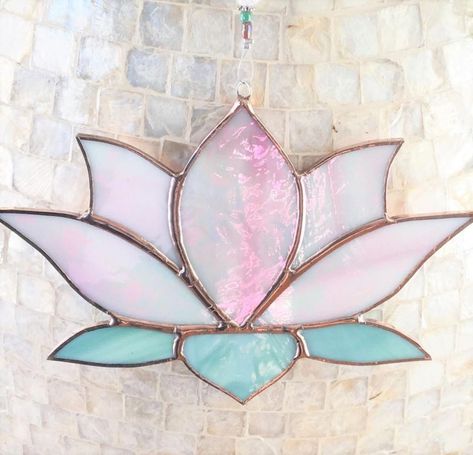 Stained Glass Lotus, Glass Lotus Flower, Glass Art Installation, Stained Glass Flower, Glass Art Pictures, Wine Glass Art, Champagne Pink, Glass Art Projects, Beach Glass Art