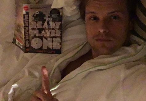 Here is a NEW Pic of Sam Heughan SOURCE Sam Heughan Selfie, John Grey Outlander, Lord John Grey Outlander, Lord John Grey, Celebrities Reading, Sam Hueghan, Outlander Season 4, Outlander Jamie Fraser, Sam Heugan