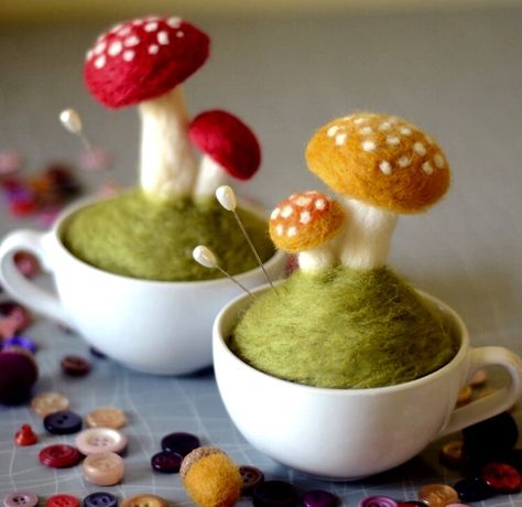 Felt. Mushrooms in a cup. Pin cushion. Needle Felted Mushrooms, Felted Mushrooms, Tovad Ull, Needle Felting Supplies, Felt Mushroom, Felting Diy, Mushroom Crafts, Wool Felt Projects, Needle Felting Diy