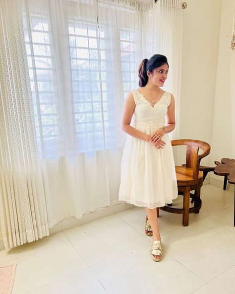 Instagram Hilight, Cotton Dress Summer Casual, Bridal Maid Dress, Frocks For Women, Frock Ideas, Simple Frock, Cotton Dress Pattern, Simple Kurta, Party Wear Frocks