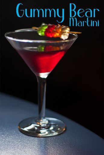 Gummy Bear Martini, Sweet Martini Recipes, Sweet Tooth Craving, Martini Party, Martinis Drinks, Candy Cocktails, Raspberry Vodka, Martini Bar, Vodka Cocktails Recipes