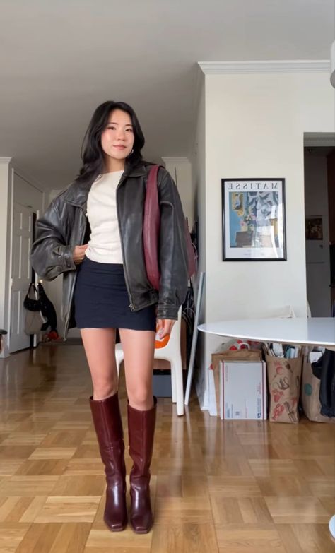 Maroon Boots Outfit Knee High, Boots Inspo Outfit, Maroon Knee High Boots Outfit, Burgundy Boot Outfit, Knee High Burgundy Boots Outfit, Mahogany Boots Outfit, Chealse Boot Outfit Women Skirt, Style Red Boots, Brown Boots Fall Outfits