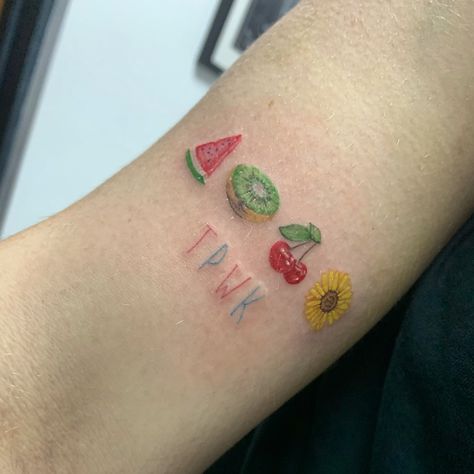 Harry Styles Tattoos Inspiration, Tattoo Amigas, Harry Styles Inspired Tattoos, One Direction Tattoos, Harry Tattoos, Fruit Tattoo, Cherry Tattoos, Gambar One Direction, Harry Styles Tattoos