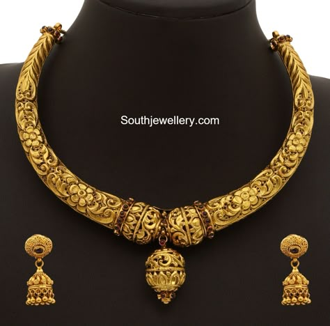 Gold Kanthi Necklace Set photo Hasuli Necklace Design Gold, Hasuli Necklace Design, Hansuli Necklace Gold, Hasli Necklace Gold, Antique Necklaces Design, Antique Gold Jewelry Indian, Gold Necklace Indian Bridal Jewelry, Antique Jewelry Indian, Wedding Jewellery Collection