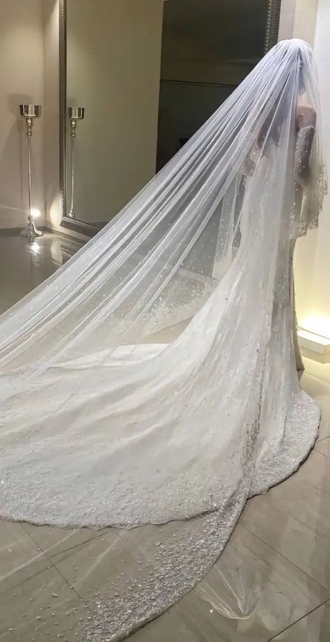 Veils Bridal Diy, Long Veils Bridal, Long Veils, Muslim Wedding Gown, Arabic Wedding, Veils Bridal, Minimal Wedding Dress, Long Veil Wedding, Plus Wedding Dresses