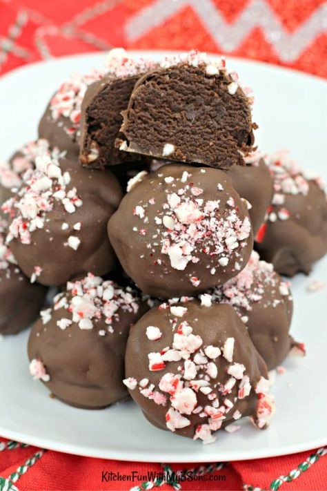 Christmas Oreo Balls, Homemade Christmas Desserts, Christmas Dessert Tray, Truffle Recipe Christmas, Christmas Oreo, Homemade Christmas Treats, Peppermint Brownie, Milk Chocolate Brownies, Chocolate Peppermint Brownies