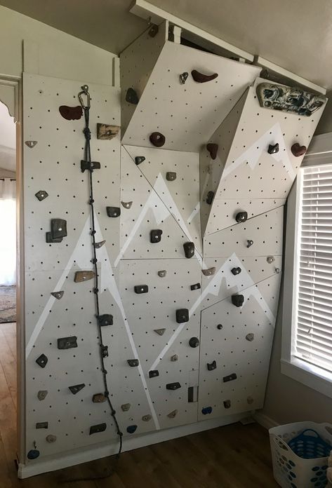 DIY Home rock climbing wall Indoor Bouldering Wall, Rock Climbing Bedroom, Home Rock Climbing Wall, Diy Rock Climbing Wall, Diy Climbing Wall, Climbing Wall Kids, Home Climbing Wall, Indoor Climbing Wall, Bouldering Wall