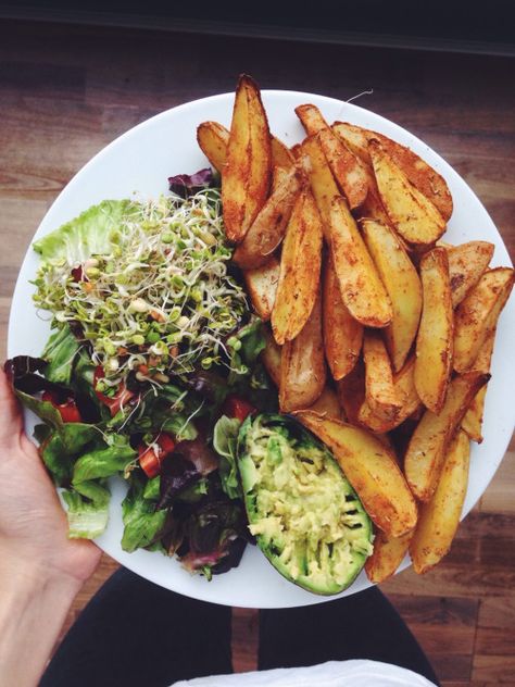 // maisieleblanc ✨ Salad And Fries, Fries And Salad, God Mat, Healthy Food List, Cheat Meal, Lunch Recipes Healthy, Idee Pasto Sano, Picky Eater Recipes, Vegetarian Recipes Healthy