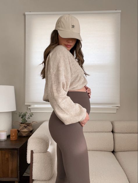 Cute Maternity Lounge Wear, Maternity Golf Outfit, Pregnant Leggings Outfit, Pregnancy Outfits Leggings, Cozy Pregnancy Outfits, Comfy Maternity Outfits, Maternity Leggings Outfit, Pregnancy Fits, Maternity Lounge Wear