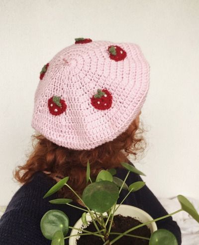 Crochet Strawberry Hat, Kawaii Crochet, Crochet Inspo, Fun Crochet Projects, Diy Crochet Projects, Cute Crafts, Learn To Crochet, Crochet Accessories, Crochet Techniques