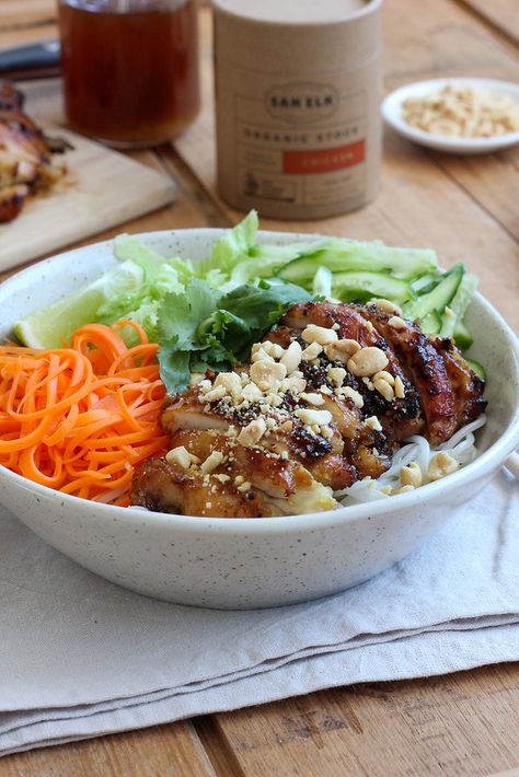 Vermicelli Bowl Chicken, Chicken Vermicelli Bowl, Vermicelli Bowl, Chicken Vermicelli, Vermicelli Salad, Lemongrass Chicken, Noodle Salad, Noodle Bowl, Organic Chicken