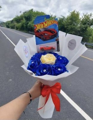 Ramo Buchon For Boyfriend, How To Make A Hot Wheels Bouquet, Ramo For Boyfriend, Cute Boyfriend Gifts Diy, Ramos Hot Wheels, Hot Wheels Bouquet, Hot Wheels Gift Ideas, Boyfriend Gifts Diy, Ribbon Rose Bouquets