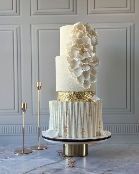 Romantic Wedding Cakes, Art Deco Wedding Cake, White And Gold Wedding Cake, Fancy Wedding Cakes, Extravagant Wedding Cakes, White And Gold Wedding, Gold Birthday Cake, Wedding Cakes Elegant, Big Wedding Cakes