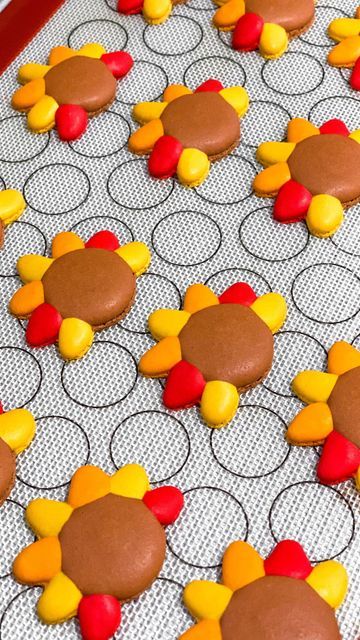 Fall Macrons, Turkey Macarons, Macarons Thanksgiving, Thanksgiving Macarons, Macaroon Template, French Things, Macaron Flavors, Macaron Recipe, French Macarons