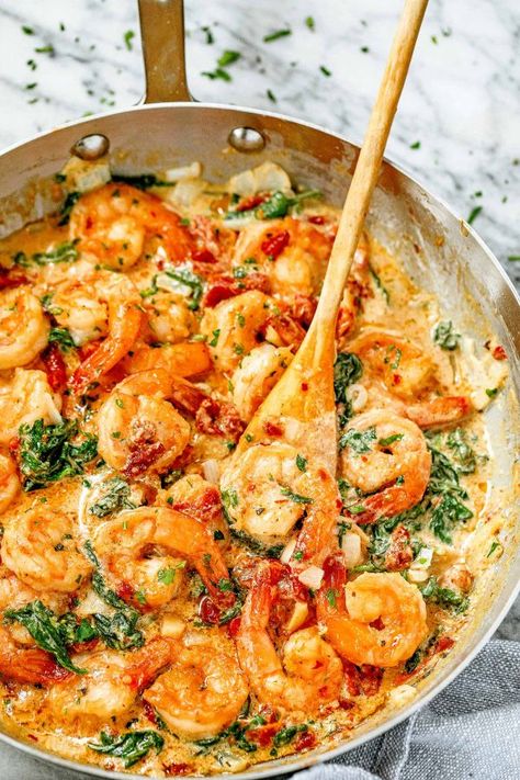 10-Minute Creamy Garlic Spinach Shrimp - #shrimp #spinach #eatwell101 #recipe - This deliciously creamy shrimp and spinach recipe is one of the easiest skillet meals you can ever make! - #recipe by #eatwell101 Healthy Dinner Recipes With Shrimp, Dinner Recipes With Shrimp, Recipes With Shrimp, Shrimp And Spinach Recipes, Shrimp And Spinach, Quick Shrimp Recipes, Shrimp Spinach, Seafood Dinner Recipes, Resep Pasta